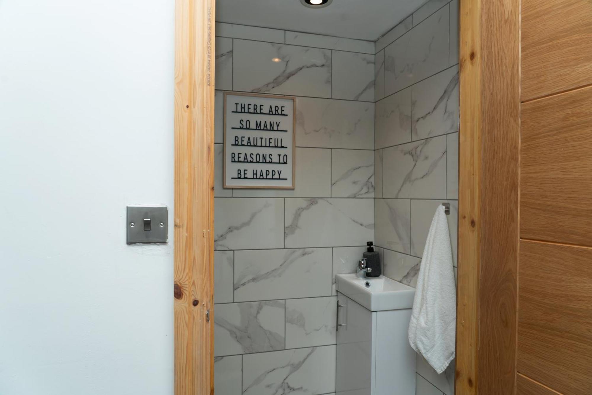 Double Bedroom Near Etihad And Coop Live With Free Parking, Shared Kitchen & Bathroom - Including Free 1-Hour Early Check-In Or Late Check-Out For Bookings Until July Manchester Exterior photo