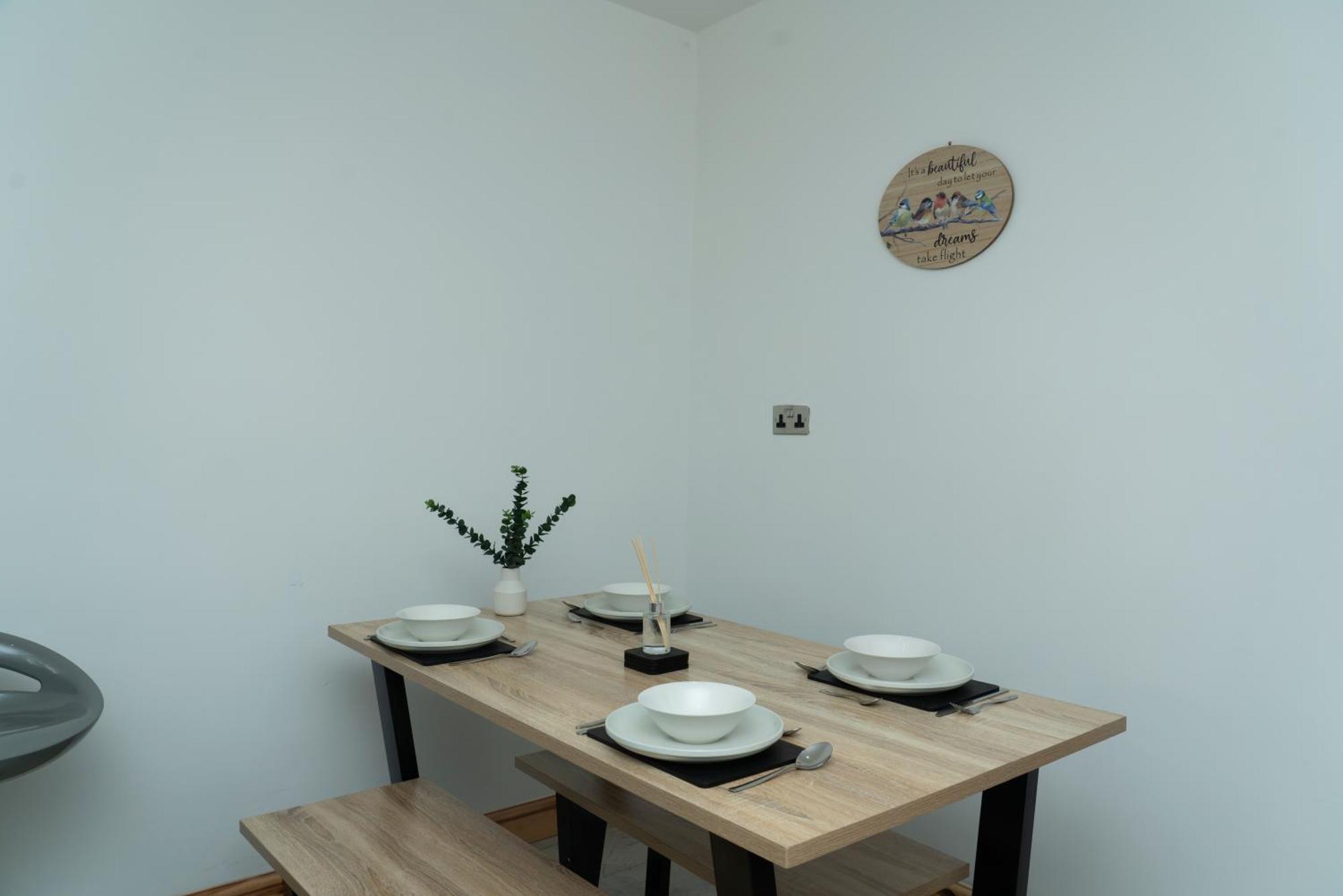 Double Bedroom Near Etihad And Coop Live With Free Parking, Shared Kitchen & Bathroom - Including Free 1-Hour Early Check-In Or Late Check-Out For Bookings Until July Manchester Exterior photo